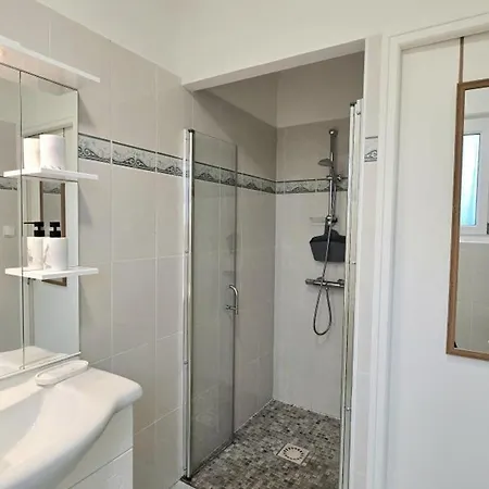 Maison A Avec Jardin Et Parking Prive - Fr-1-616-546